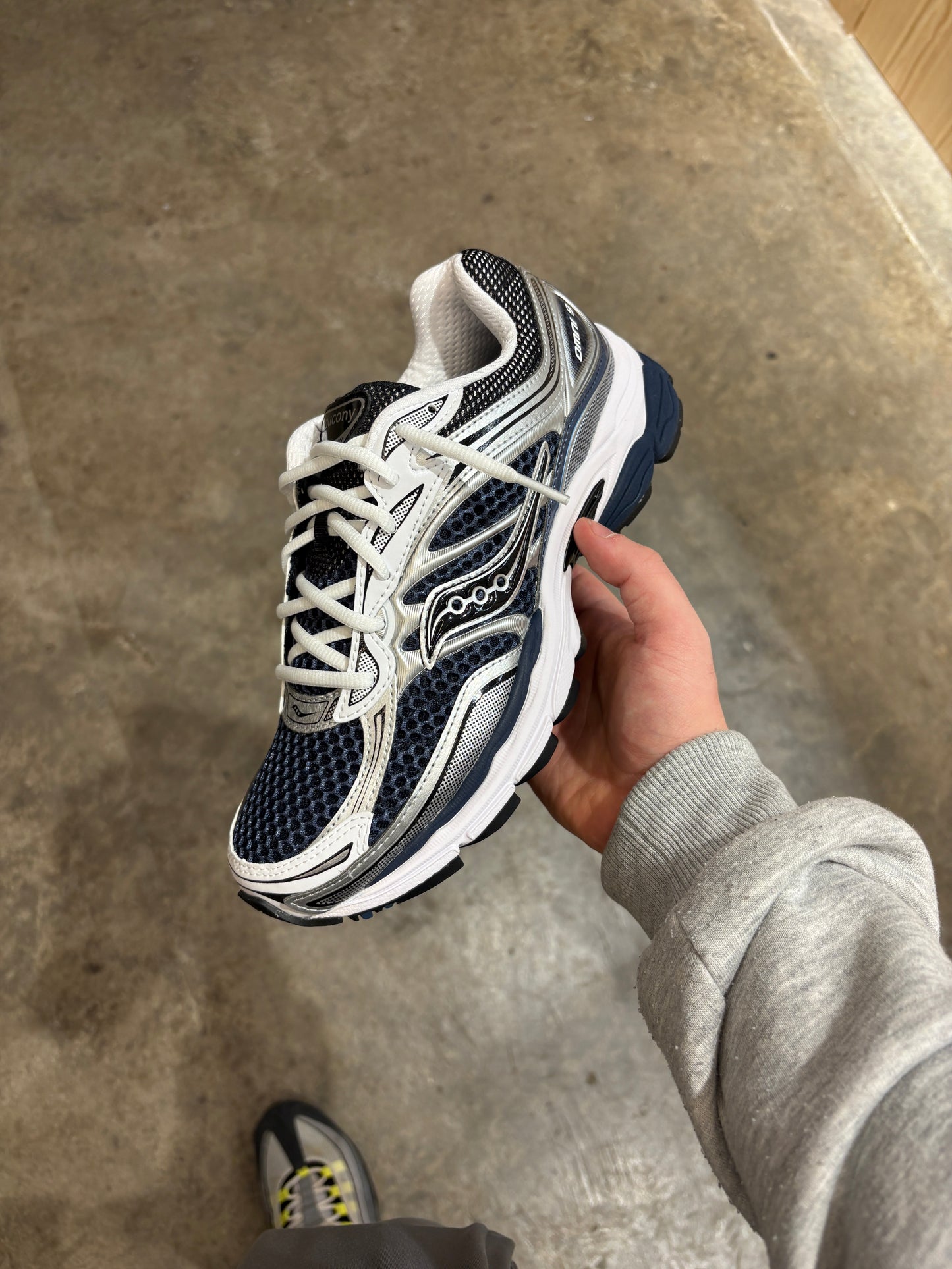 Saucony “Deep Navy” Omni 9