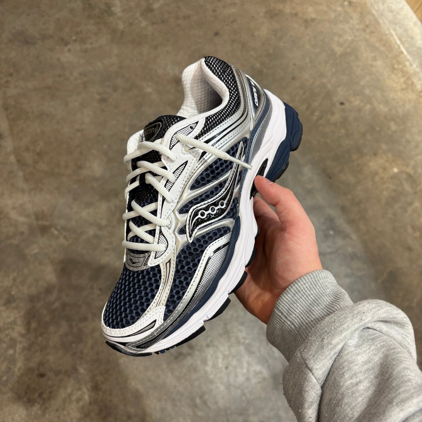 Saucony “Deep Navy” Omni 9